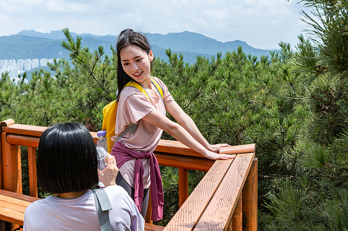 등산과플로깅_마주보고 이야기하는 사진 이미지