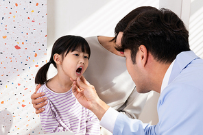 어린이의료_진찰받는 어린이 사진 이미지