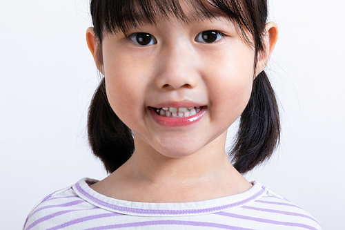어린이의료_치아 보여주는 어린이 사진 이미지