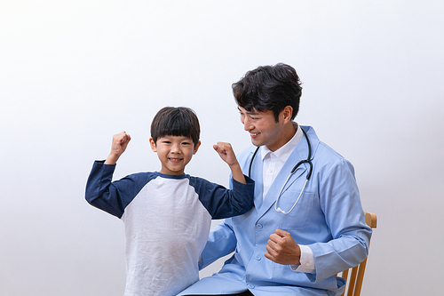 어린이의료_파이팅 하는 어린이와 의사 사진 이미지