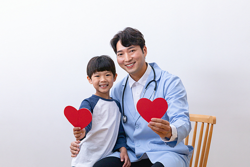 어린이의료_하트 패널 들고 있는 어린이와 의사 사진