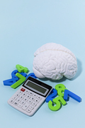 뇌건강과치매_뇌모형과 숫자와 계산기 사진 이미지