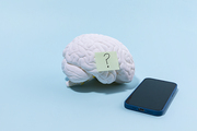 뇌건강과치매_물음표가 붙여져 있는 뇌모형과 핸드폰 사진 이미지