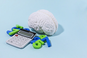 뇌건강과치매_뇌모형과 계산기와 숫자 사진 이미지