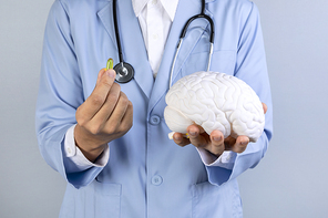 뇌건강과치매_뇌모형과 오메가3 들고 있는 의사 사진 이미지