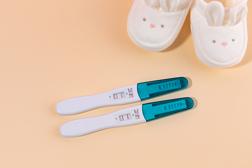 여성용품_임신테스트기와 아기 신발 사진 이미지