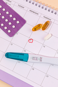 여성용품_달력과 임신테스트기 사진 이미지