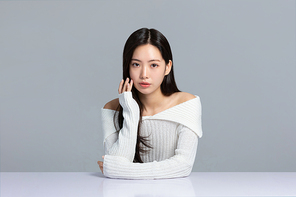 윈터뷰티_무표정으로 손동작하는 여성 사진 이미지