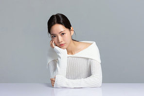 윈터뷰티_무표정으로 손동작하는 여성 사진 이미지