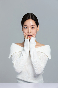 윈터뷰티_놀란 여성 사진 이미지
