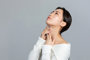 윈터뷰티_목 주름 관리하는 여성 사진 이미지
