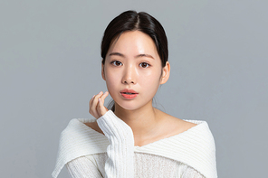 윈터뷰티_무표정으로 손동작하는 여성 사진 이미지