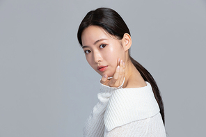 윈터뷰티_미소 지으며 손동작하는 여성 사진 이미지