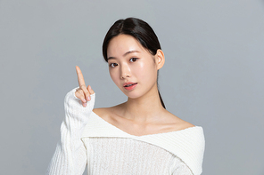 윈터뷰티_미소 지으며 손동작하는 여성 사진 이미지