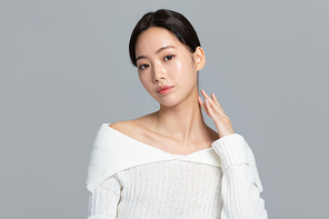 윈터뷰티_목 주름 관리하는 여성 사진 이미지