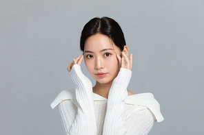 윈터뷰티_무표정으로 손동작하는 여성 사진 이미지