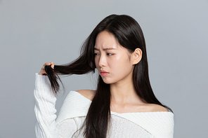 윈터뷰티_건조한 머리카락 고민하는 여성 사진 이미지