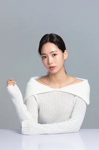 윈터뷰티_무표정으로 손동작하는 여성 사진 이미지