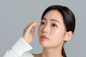 윈터뷰티_안구건조 고민하는 여성 사진 이미지