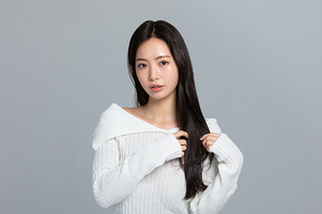 윈터뷰티_건조한 머리카락 고민하는 여성 사진 이미지