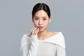 윈터뷰티_무표정으로 손동작하는 여성 사진 이미지