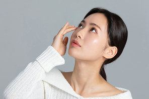 윈터뷰티_안구건조 고민하는 여성 사진 이미지