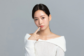 윈터뷰티_고민하는 여성 사진 이미지