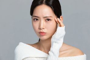 윈터뷰티_피부 고민하는 여성 사진 이미지