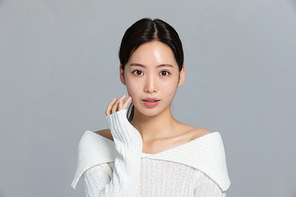 윈터뷰티_미소 지으며 손동작하는 여성 사진 이미지