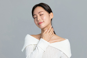 윈터뷰티_목 주름 관리하는 여성 사진 이미지