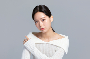 윈터뷰티_무표정으로 손동작하는 여성 사진 이미지