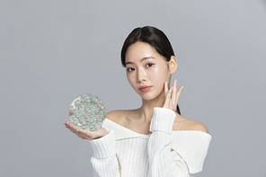 윈터뷰티_목 주름 관리하는 여성 사진 이미지