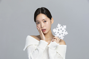윈터뷰티_무표정으로 핸드모션동작하는 여성 사진 이미지