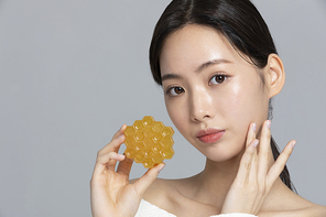 윈터뷰티_미소 지으며 핸드모션동작하는 여성 사진 이미지