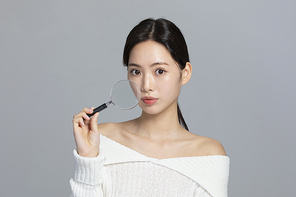 윈터뷰티_무표정으로 손동작하는 여성 사진 이미지