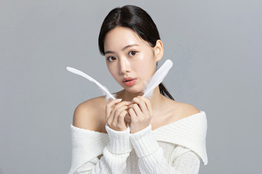 윈터뷰티_입술 고민하는 여성 사진 이미지