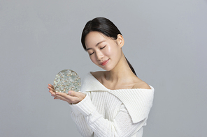 윈터뷰티_피부 고민하는 여성 사진 이미지