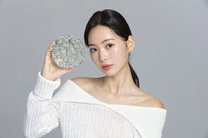 윈터뷰티_안구건조 고민하는 여성 사진 이미지