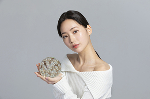 윈터뷰티_안구건조 고민하는 여성 사진 이미지