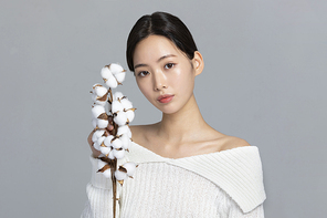윈터뷰티_미소 지으며 손동작하는 여성 사진 이미지