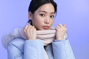 윈터뷰티_목도리 두르고 있는 여성 사진 이미지