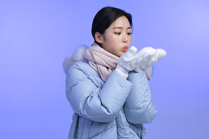 윈터뷰티_입김 부는 여성 사진 이미지