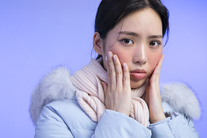 윈터뷰티_얼굴 홍조 고민하는 여성 사진 이미지