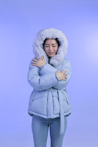 윈터뷰티_포근해 하는 여성 사진 이미지