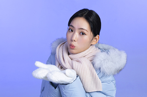윈터뷰티_입김 부는 여성 사진 이미지