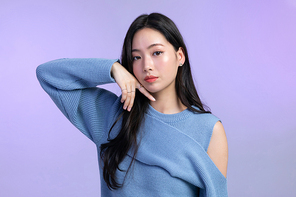 윈터뷰티_무표정으로 손동작 하는 여성 사진 이미지
