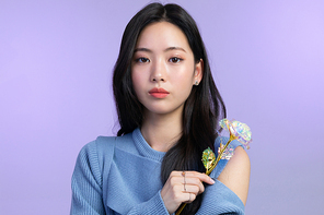 윈터뷰티_꽃 들고있는 여성 사진 이미지