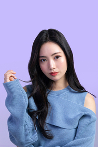 윈터뷰티_무표정으로 손동작 하는 여성 사진 이미지