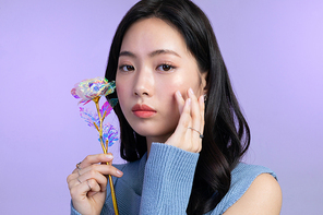 윈터뷰티_꽃 들고있는 여성 사진 이미지