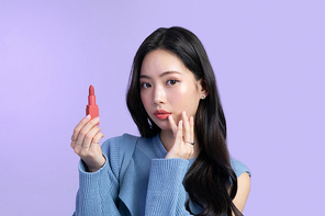 윈터뷰티_립스틱 들고있는 여성 사진 이미지